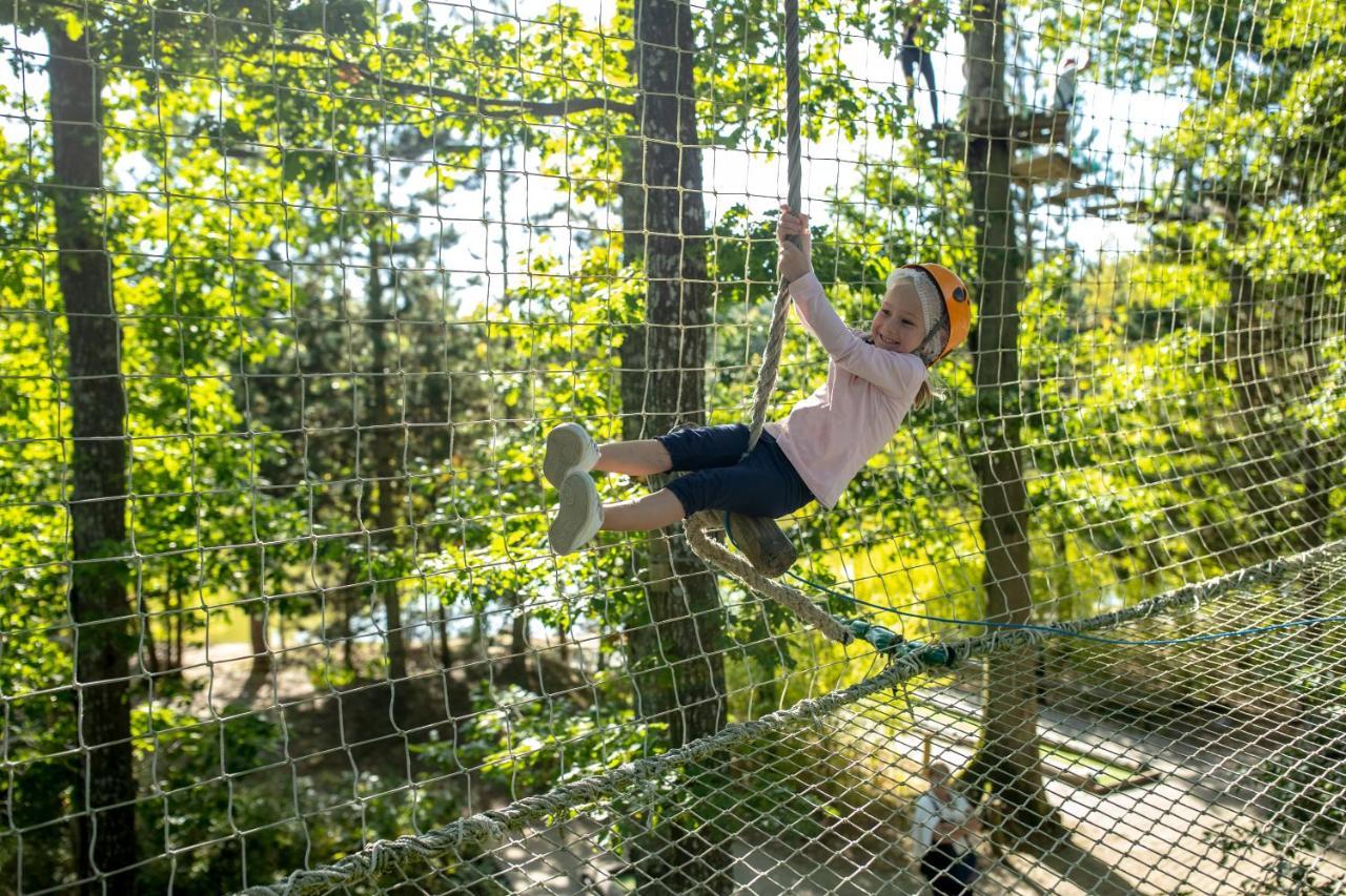 Отель Center Parcs Les Bois Francs Вернёй-сюр-Авр Экстерьер фото