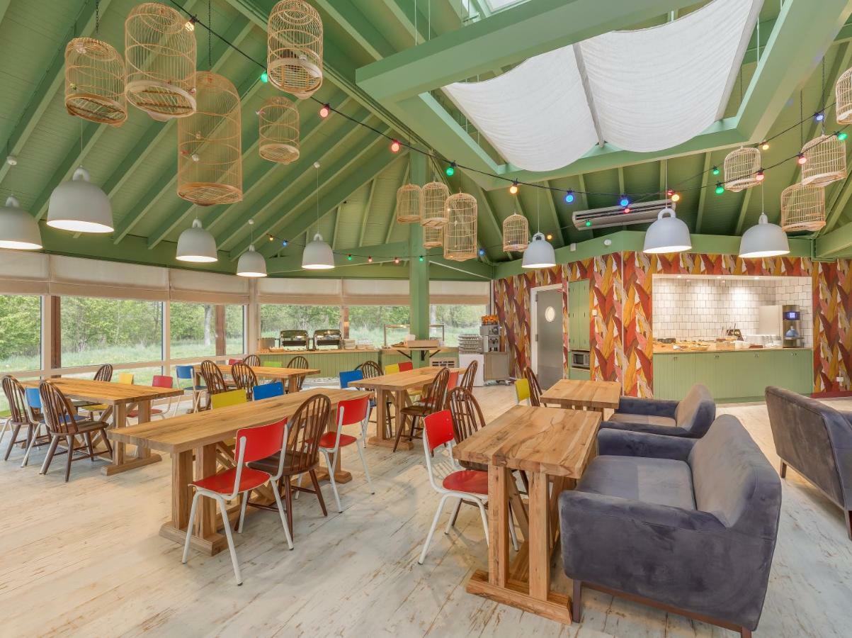 Отель Center Parcs Les Bois Francs Вернёй-сюр-Авр Экстерьер фото